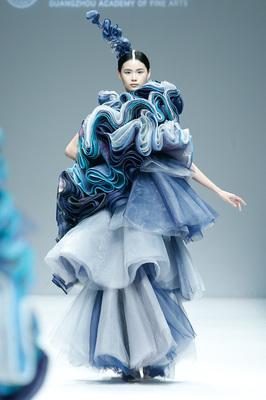 廣州美術(shù)學(xué)院工業(yè)設(shè)計(jì)學(xué)院2019屆服裝專業(yè)優(yōu)秀畢業(yè)作品于中國國際大學(xué)生時(shí)裝周綻放風(fēng)采